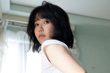 柚乃花、魅惑的食い込みの桃色ヒップ