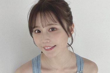 小日向ゆか、裸エプロンならぬ裸サロペット