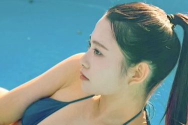 桜井木穂、麗しの三角水着ショット