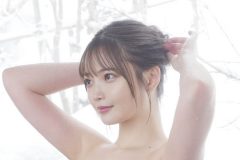 新谷姫加、腰ヒモ食い込む肉感ショット