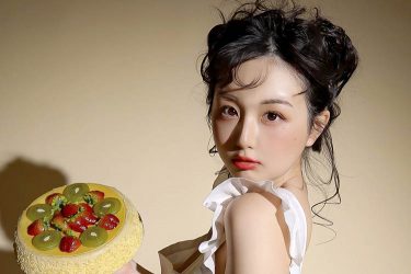 くりえみ、フルーツケーキと横顔あらわな丸バスト