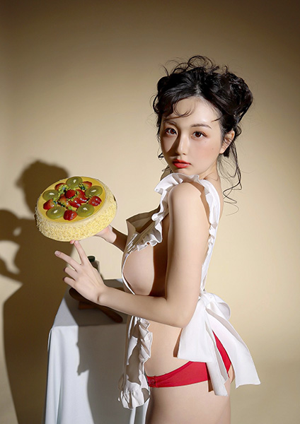 くりえみ、フルーツケーキと横顔あらわな丸バストの画像2