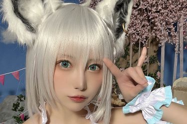 篠崎こころ、Vtuberコスプレも違和感なしの完璧ボディ