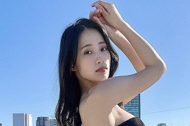 澄田綾乃、青空に映えるハードな黒水着ボディ