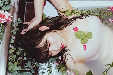 塚本舞、花びら舞い散る妖艶入浴ショット