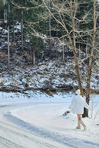 橋本梨菜、雪山で笑顔と美ボディ弾けさせる褐色美女の画像3
