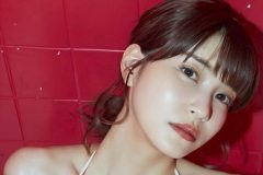 岸明日香、しっとり艶めく大人の色気