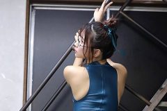 朝比奈りる、くびれ職人の鮮烈バックショット