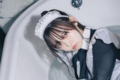 やなぎばころん、びしょ濡れメイドの大胆ポーズ