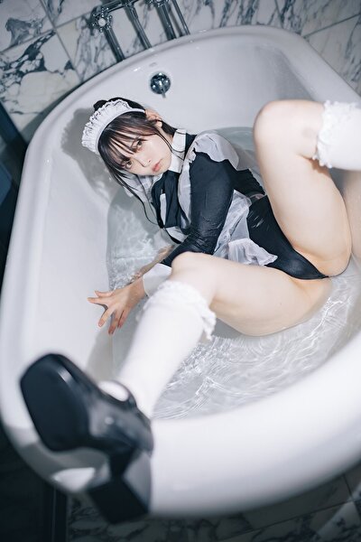 やなぎばころん、びしょ濡れメイドの大胆ポーズの画像3