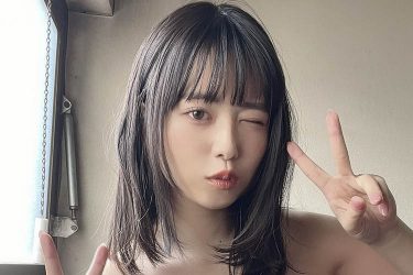 東雲うみ、ハイレグ水着にぎゅうぎゅうバスト