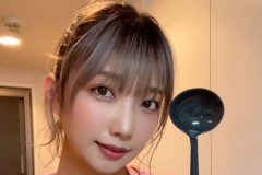 霜月めあ、新妻風の特盛り美バスト