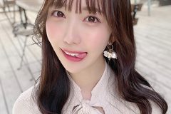 天羽希純、舌ペロで谷間チラリの大胆な後輩