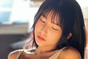 森嶋あんり、ニーハイハイレグでぺたんこ座り