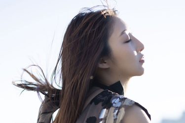 辻りりさ、がら空きの誘惑…まん丸のサイドパイ