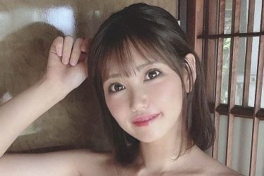 篠原冴美、サイド&アンダーはみ出る大胆ビキニ
