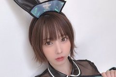 えなこ、美ボディ光るサイバーうさちゃん