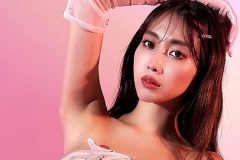 森咲智美、クールに手ブラの圧巻美