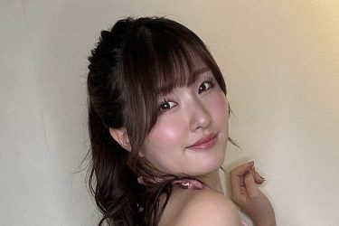 原つむぎ、大胆ビキニで際立つ肉感
