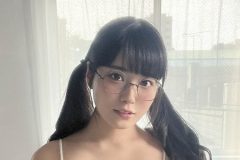 東雲うみ、ふっくら豊満ボディを大開放