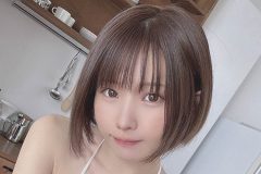 えなこ、微笑みの裸エプロン