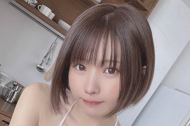 えなこ、微笑みの裸エプロン