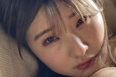 原つむぎ、抱きしめて切なげに