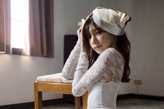 夏本あさみ、淑やかにハイレグ美脚