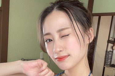 澄田綾乃、ビキニの紐で美胸キュッと