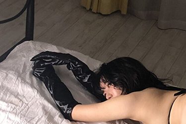 柚乃花、四つん這いでハードに突き出す黒Tバックヒップ