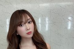 森咲智美、赤レース水着から飛び出すこんもり美バスト