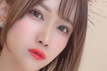 相良ましろ、魅惑のバイオレット美女