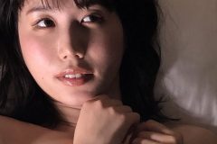 柚乃花、陰影の手ブラ