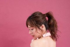 藤崎里菜、バックショットで眼福の美胸