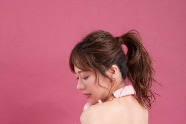 藤崎里菜、バックショットで眼福の美胸