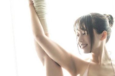 桜りん、グレートなI字開脚で息を呑む筋肉美