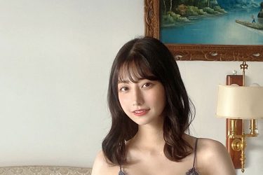 鈴木優香、膝立ちで魅せるスーパーボディ