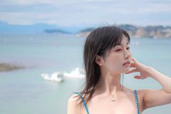 くりえみ、青バックに映える爽やか魅惑ボディ