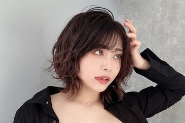 百瀬りえ、舌ペロリで最強チラリ