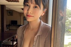 鈴木聖の浮き上がる美バスト