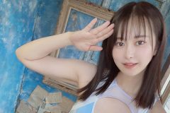 伊藤しずな、穴あき変形水着で敬礼ポーズ