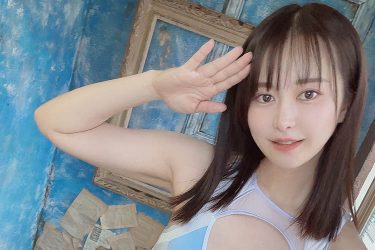 伊藤しずな、穴あき変形水着で敬礼ポーズ