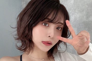 百瀬りえ、引っ張りブラで美胸大開放