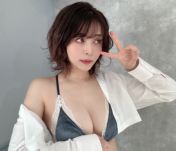 百瀬りえ、はだけたシャツで刺激的にバスト披露の画像3