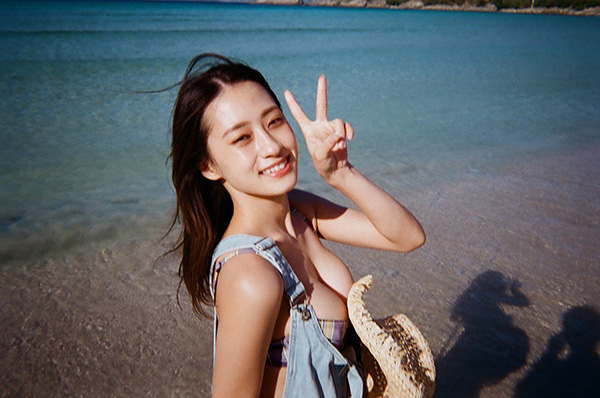 澄田綾乃、エモいフィルム写真の爽やか美バストショットの画像2