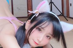 柳丸、ネコ姿で軟体ポーズ