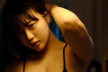 東雲うみ、ビキニの紐ひっぱり妖艶な誘惑