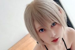 篠崎こころ、ベッドの上から…完璧な美ボディ