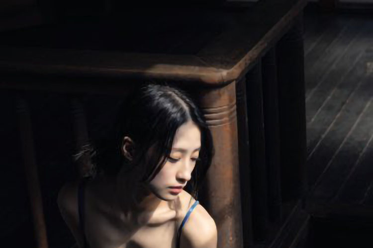 澄田綾乃、美胸強調のスリップで憂い顔の画像1