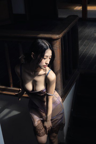 澄田綾乃、美胸強調のスリップで憂い顔の画像2